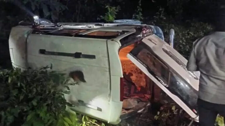 तेज रफ्तार स्कॉर्पियो अनियंत्रित होकर गड्ढे में गिरी, आठ लोग हुए घायल, तीन गंभीर