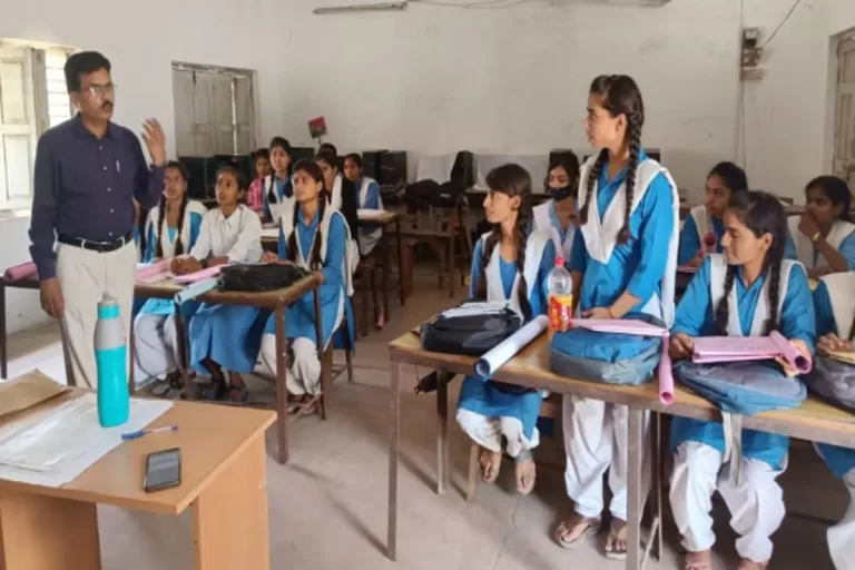 शिक्षकों की हड़ताल जिले में आंशिक प्रभाव