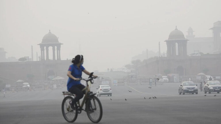 दिल्ली में सांस लेना हुआ मुश्किल, AQI गंभीर स्तर पर, धुंध की मोटी परत छाई