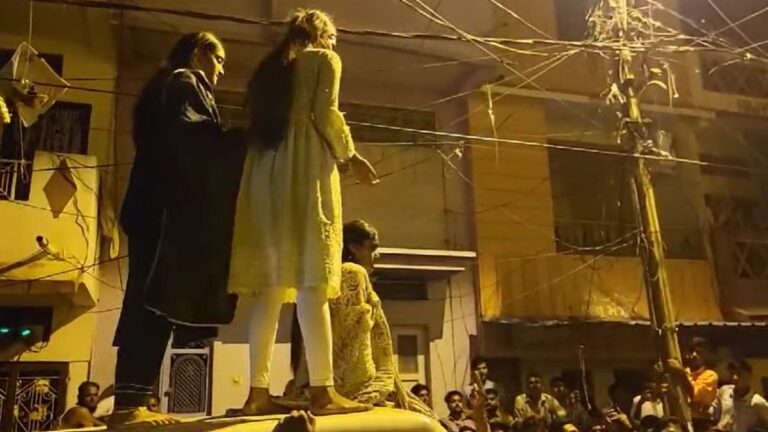 गरबा खेलकर लौट रही महिला से मुस्लिम लड़कों ने की छेड़छाड़ और मारपीट