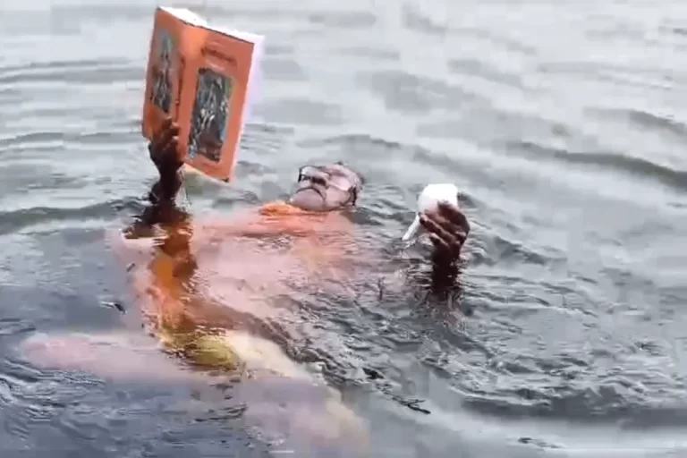 हैरान कर देगी ऐसी भक्ति!, 35 साल से तालाब में पद्मासन लगाकर रामायण का कर रहे पाठ