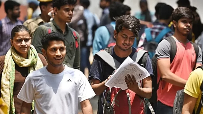 बेरोजगारों से भारी फीस वसूल रही सरकार, ‘वन टाइम फीस’ का वादा अभी तक अधूरा