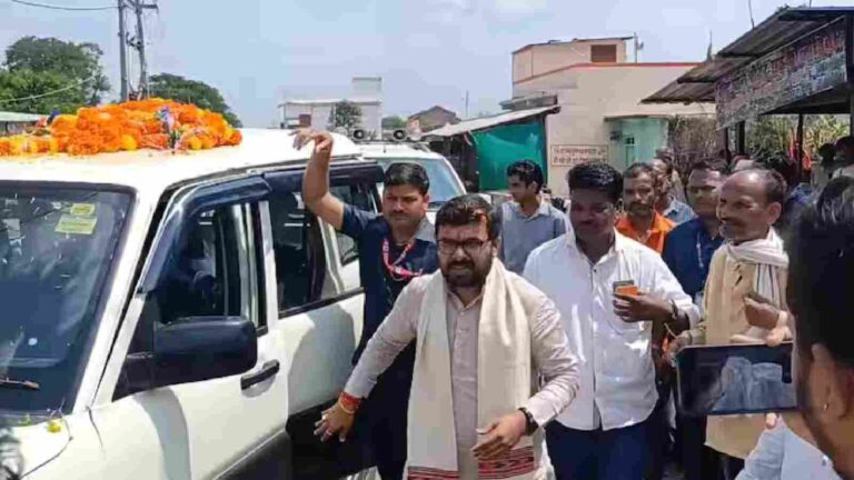 एक और कांग्रेस विधायक बीजेपी में हो सकते हैं शामिल, बीजेपी सांसद के साथ घूमते दिखे