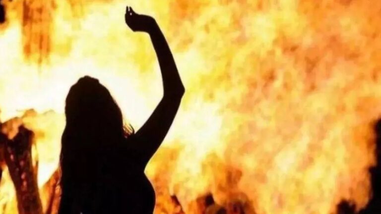 युवती पर पेट्रोल डालकर जलाने का सनसनीखेज मामला, आरोपी के पिता पर भी छेड़खानी का आरोप