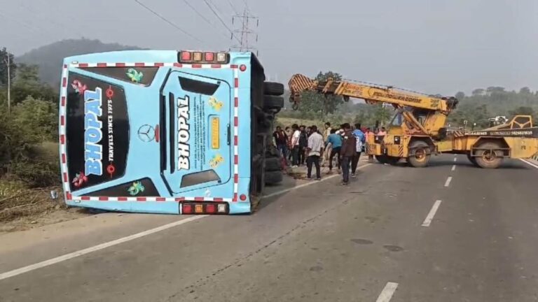 यात्रियों से भरी बस अनियंत्रित होकर पलटी