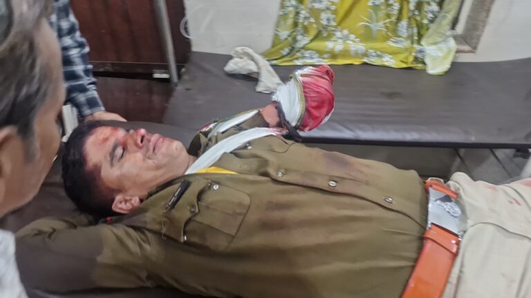 ट्रेन से गिरने से 2 युवकों की मौत, ASI का कटा हाथ