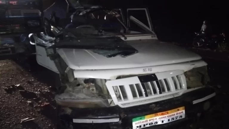 जनपद अध्यक्ष की कार का टायर फटने से ट्रक से टक्कर , पत्नी की मौत