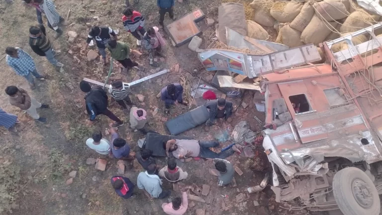बोरियों से लदा ट्रक 50 फीट गहरी खाई में गिरा, ऐसे हुआ हादसा