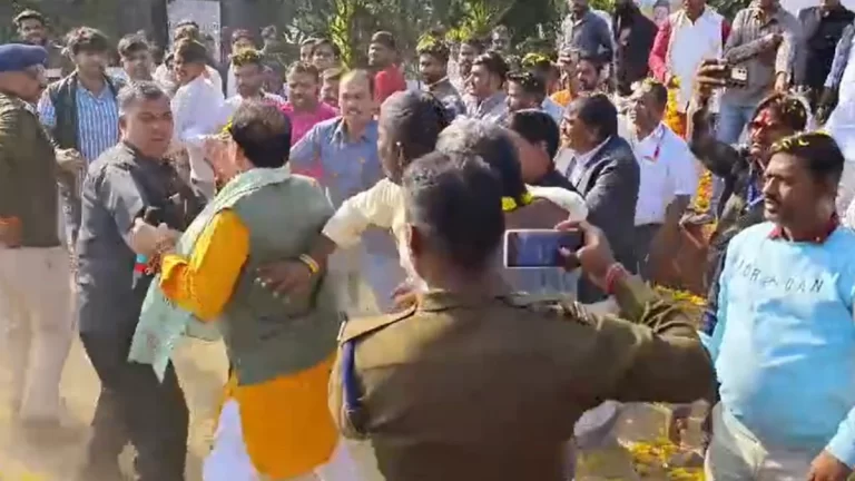 BJP प्रदेश उपाध्यक्ष के साथ हाथापाई, सभा में भिड़े कार्यकर्ता
