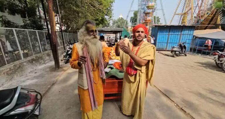 भक्त संग भटक रहे भगवान, अधिकारी बोले- ले जाओ, नहीं तो बाहर फेंक देंगे, पढ़िए पूरी खबर