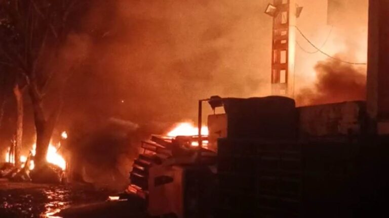 हुड़दंगियों ने शहर में मचाया उत्पात, छह महीने के बच्चे पर फेंके पटाखे, वाहन चालकों पर फेंके बम