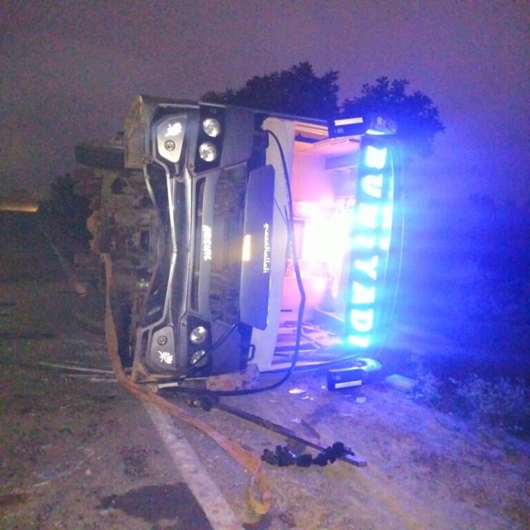 बारातियों से भरी बस पलटी, इतने लोग घायल