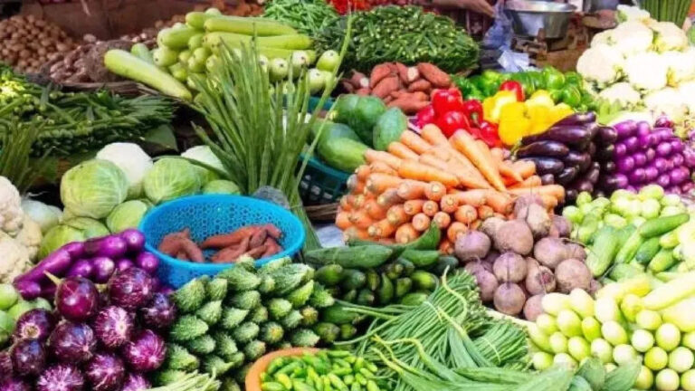 प्याज निकाल रही आंसू,आलू सहित इन सब्जियों में आई तेजी