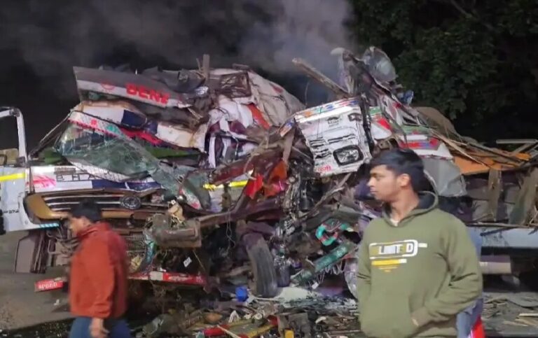 दो ट्रक आपस में भिड़े, वाहनों के उड़े परखच्‍चे