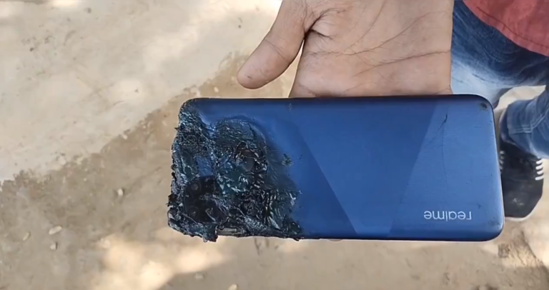 खाना बनाते समय कढ़ाही में गिरा मोबाइल, बैटरी में हुआ ब्लास्ट, युवक की मौत