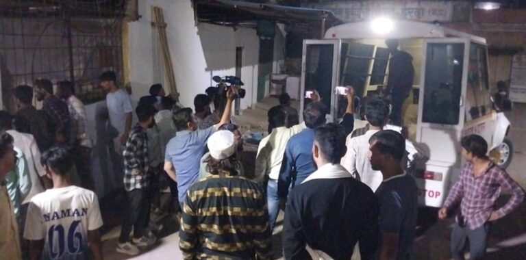 ट्रक पलटने से बड़ा हादसा, 4 युवकों की मौत