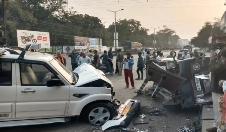 SDM लिखी स्कॉर्पियो ने कार को मारी टक्कर, 2 की मौत, 5 घायल