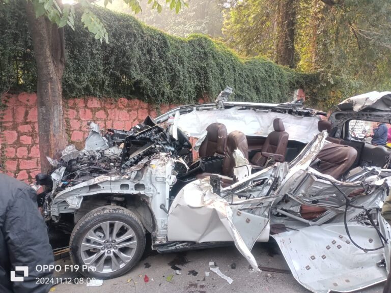 तेज रफ्तार कार के उड़ परखच्चे, 6 युवक-युवतियों की मौत