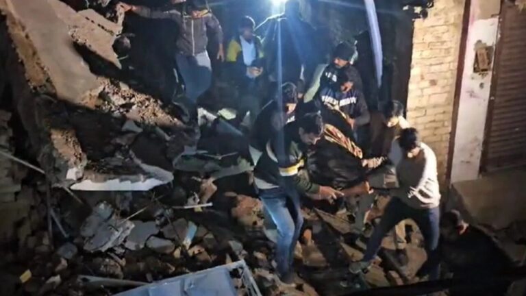 जोरदार विस्फोट में तीन मकानों में धमाका, 4 की मौत, 5 घायल