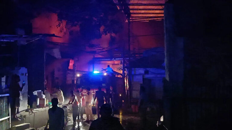 फैक्ट्री में लगी आग से लाखों का माल खाक, जानिए कैसे हुआ हादसा