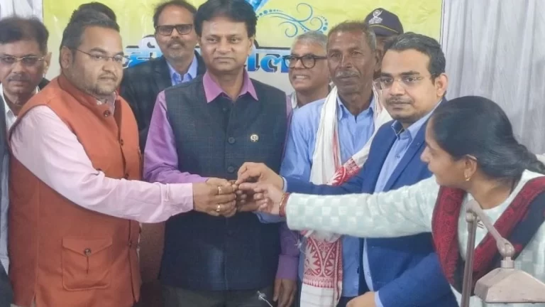 मजदूर बना करोड़पति, 32 कैरेट का हीरा इतने करोड़ में बिका