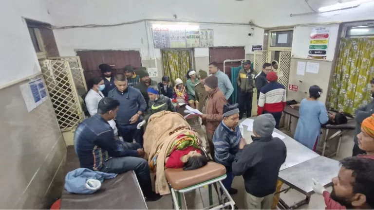 मथुरा जा रही बस दमोह में पलटी, 9 घायल 2 गंभीर हालत में जबलपुर रेफर