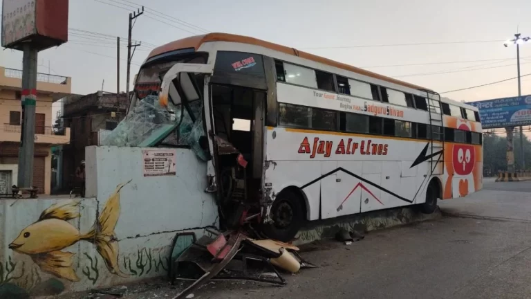 ओवर ब्रिज से टकराई बस, इतने लोगों की मौत