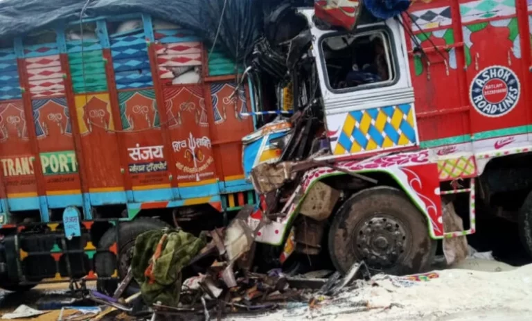 कटनी के रीठी में ट्रकों की भिड़ंत, दो ड्राइवरों की मौत