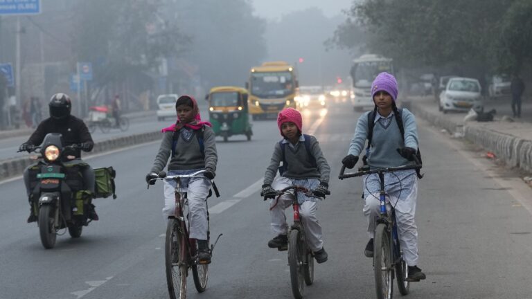 स्कूलों का समय बदला, बर्फीली हवा से पड़ रही कड़ाके की ठंड