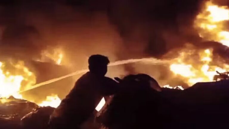 प्लास्टिक फैक्ट्री में भीषण आग, 20 से अधिक दमकल वाहन आग बुझाने में जुटे