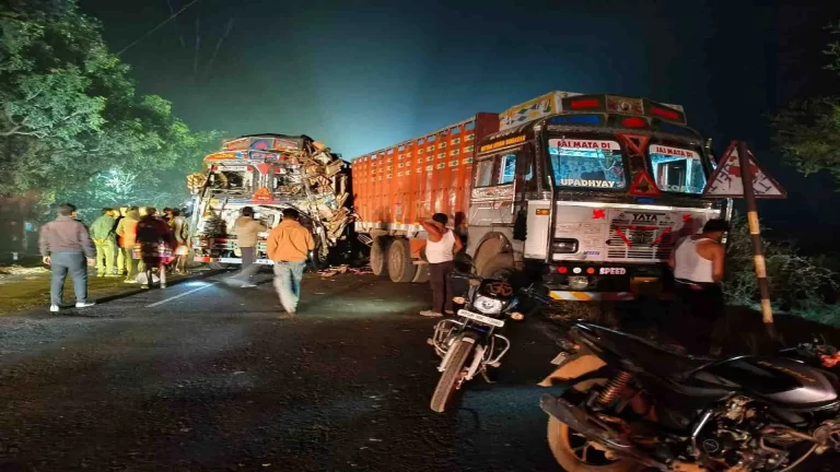 खड़े वाहन से टकराकर युवक की मौत, गुस्साए लोगों ने ट्रक फूंका, सात पर केस दर्ज