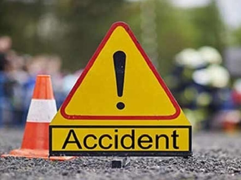 दूध की गाड़ी पलटी, हेल्पर की मौत, ड्राइवर गंभीर रूप से घायल