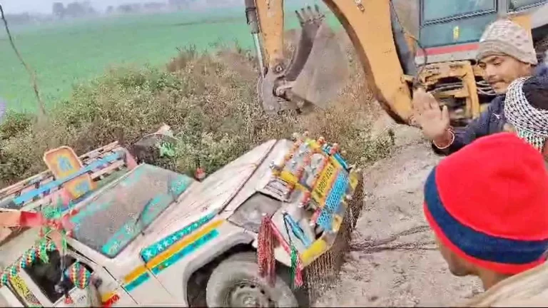 पिकअप पलटने से , तीन की मौत, 14 घायल मटर तोड़ने जा रहे थे