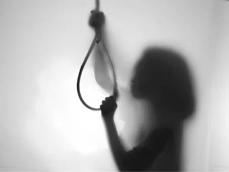 वीडियो कॉल पर सुसाइड की दी धमकी, कमरे में मिली लड़की की लाश