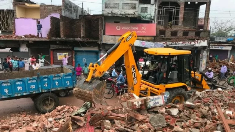 MP में जमकर गरजा बुलडोजर, 13 घरों को तोड़ा और इतने मकानों पर खतरा