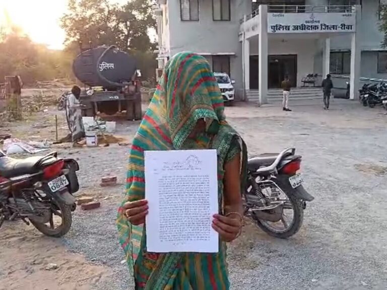 पुलिसवालों ने घर में घुसकर बेटी का किया रेप, एसपी ऑफिस पहुंची मां