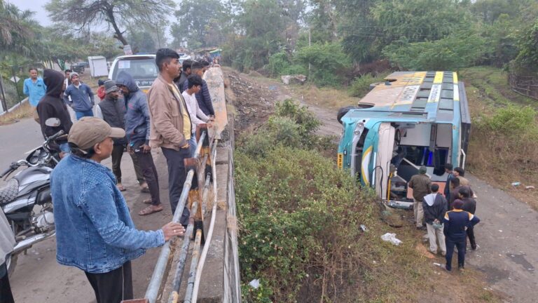 पुल से नीचे गिरी टूरिस्ट बस, 19 यात्री हुए घायल