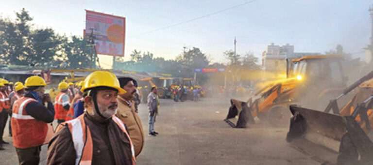 इंदौर रेत मंडी से 50 से अधिक अवैध दुकानें और ढाबे हटाए गए