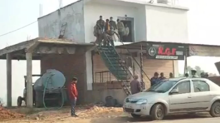 ढाबे के ऊपर बने कमरे में से मिली दो लाशें, पुलिस जांच में जुटी