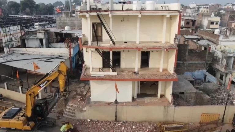 महाकाल मंदिर के पास कई मकान और धार्मिक स्थल पर बुलडोजर चला