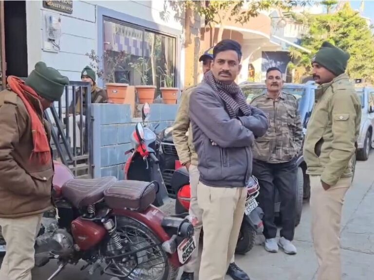 नगर निगम लेखापाल के घर EOW  का छापा, धार में पिता के घर भी हुई कार्रवाई