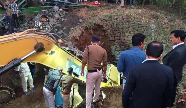 कुएं में फंसे तीन मजदूर, रेस्क्यू ऑपरेशन जारी