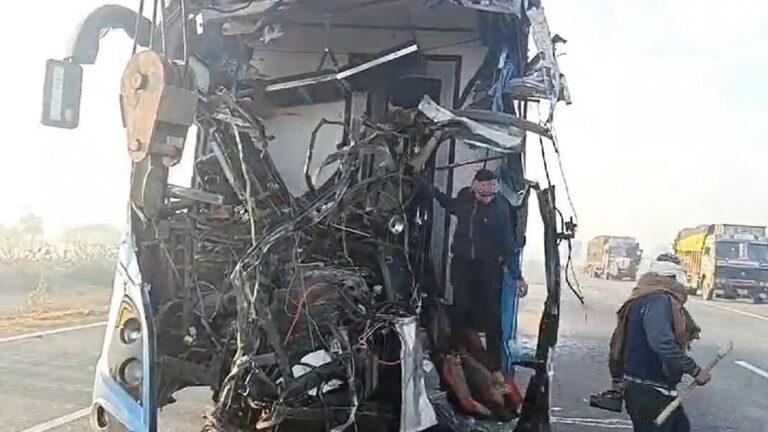 बस और ट्रक की जोरदार टक्कर, 30 घायल, 12 की हालत गंभीर