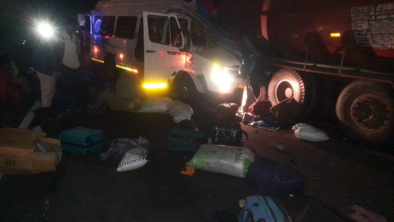 ट्रैवलर बस और टैंकर की भिड़ंत, 4 की मौत, 17 घायल