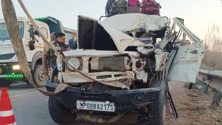 कुंभ स्नान से लौट रही जीप बस से टकराई, 2 की मौत, 10 घायल