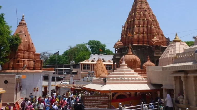 महाकाल मंदिर दर्शन के लिए किसी ने रुपये तो नहीं लिए प्रशासन ले रहा भक्तों से फीडबैक