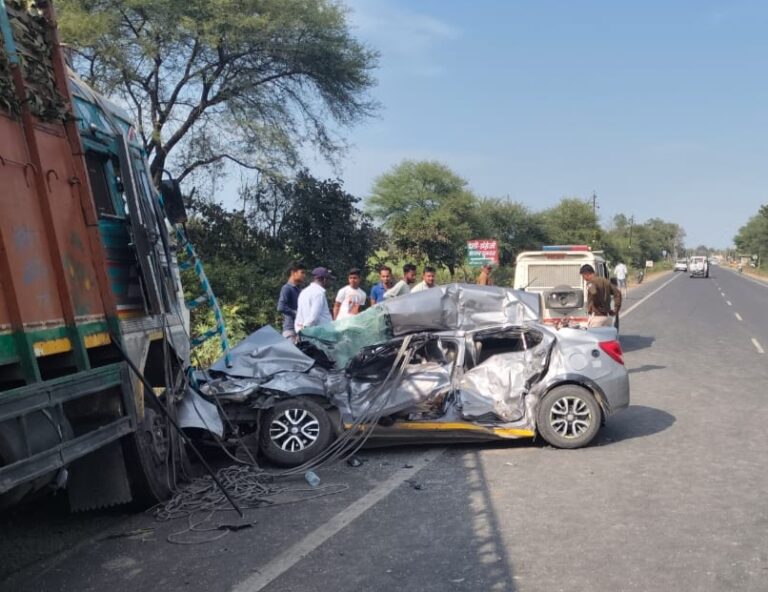 ट्रक-कार भिड़ंत, पुलिसकर्मी समेत तीन की मौत, एक गंभीर