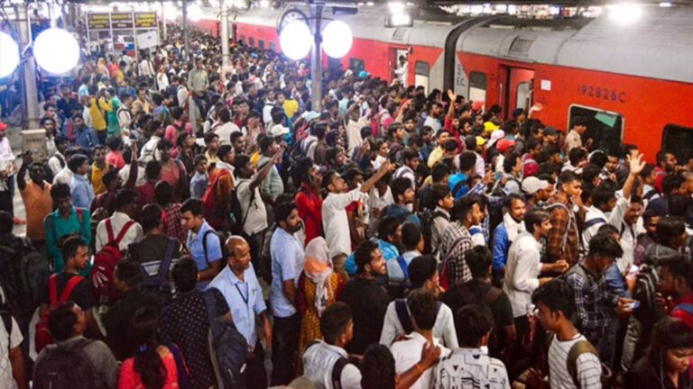 महाकुंभ जा रहे इंदौर के पांच यात्रियों की तबीयत बिगड़ी, भीड़ के दबाव में लौटे वापस