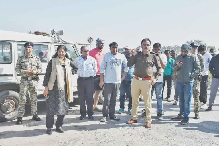 बॉर्डर पर वाहनों की लंबी कतार, अफसर से लेकर पंचायत सचिव तक तैनात