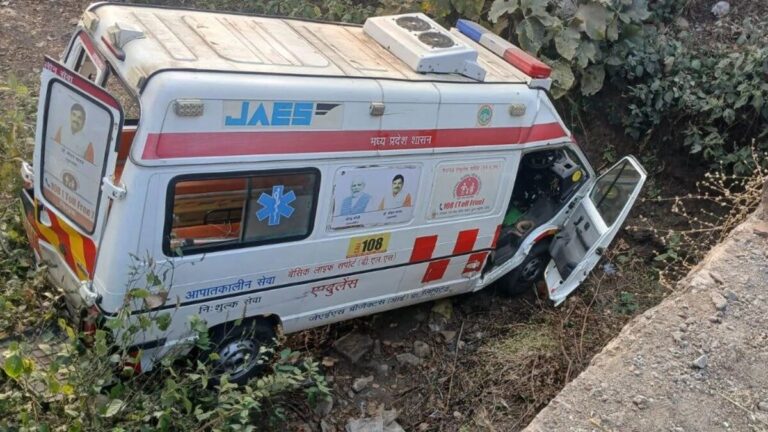 एंबुलेंस पलटने से मरीज और उसकी पत्नी की मौत, तीन गंभीर रूप से घायल